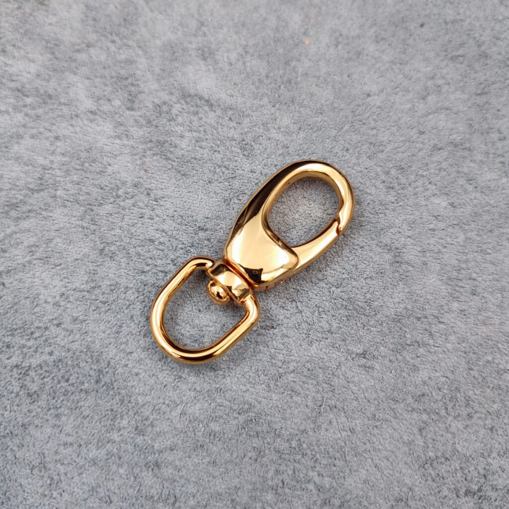 Gilt snap hook for chain