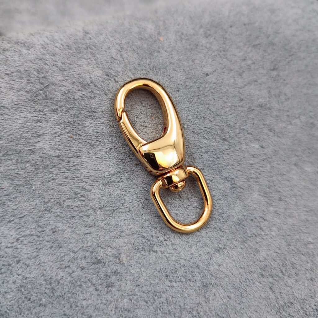 Gilt snap hook for chain