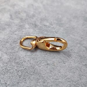Gilt snap hook for chain