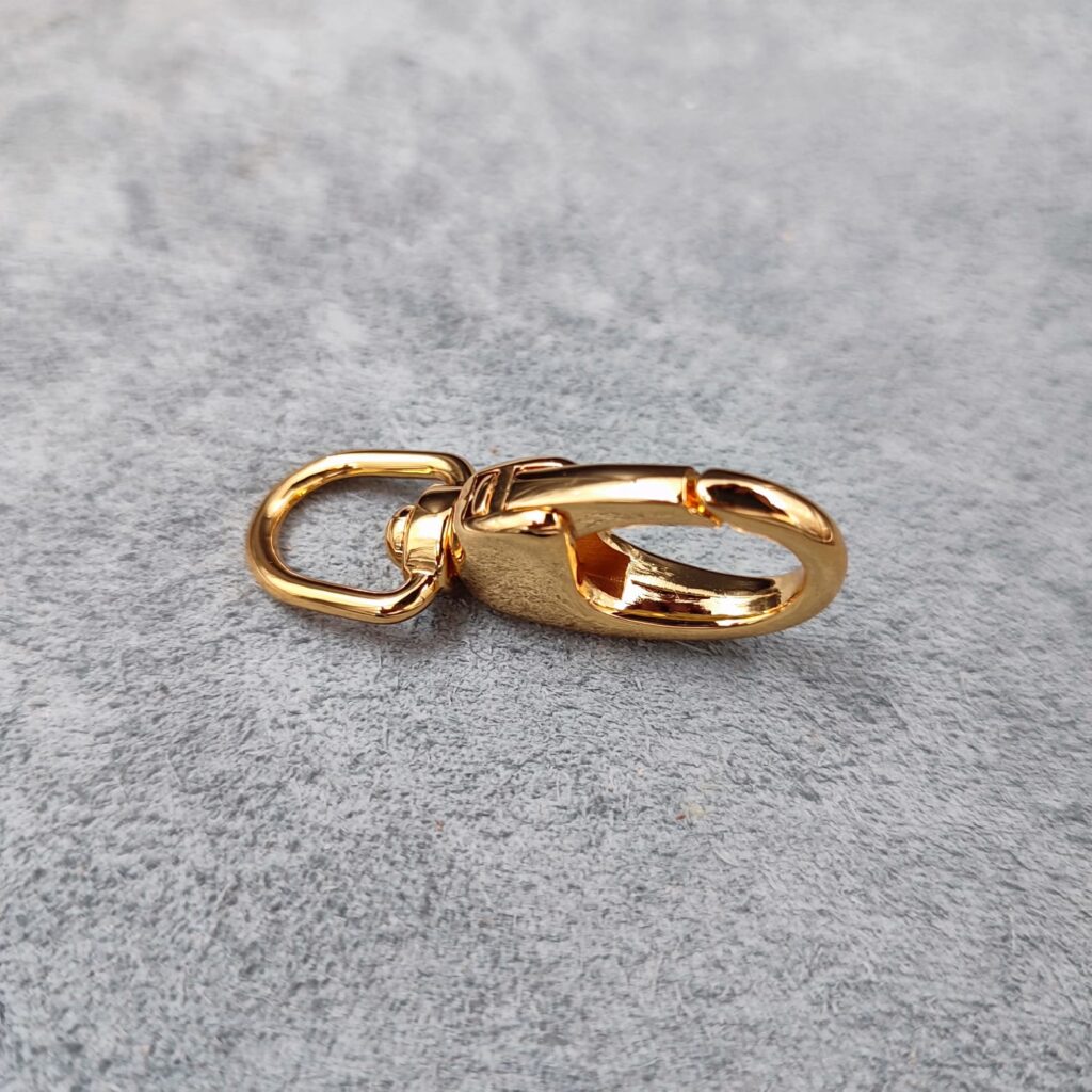 Gilt snap hook for chain